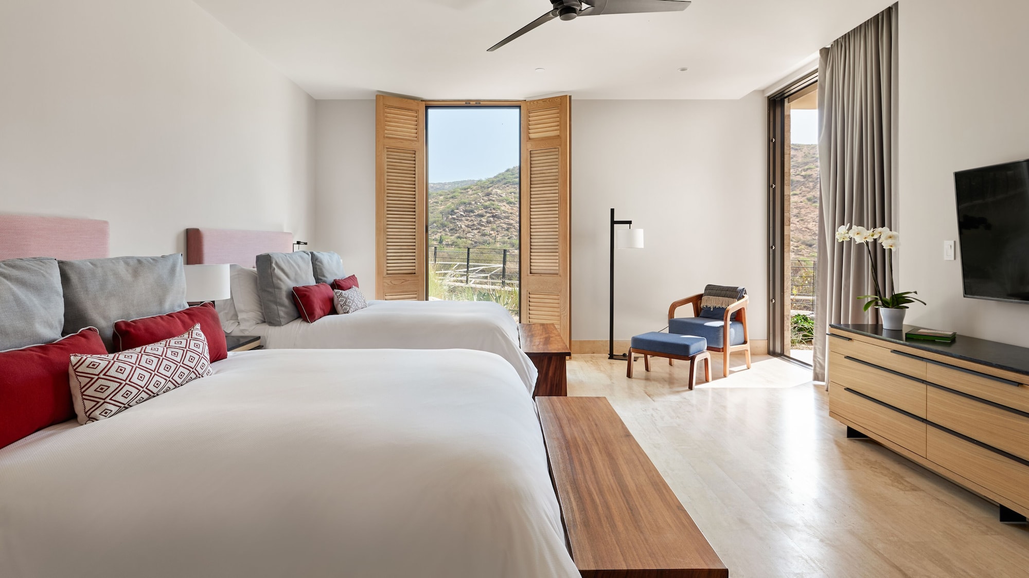 2 Bedrooms, Suite, 1 King and 2 Queen Beds, Ocean Front, Sofa, with Pool