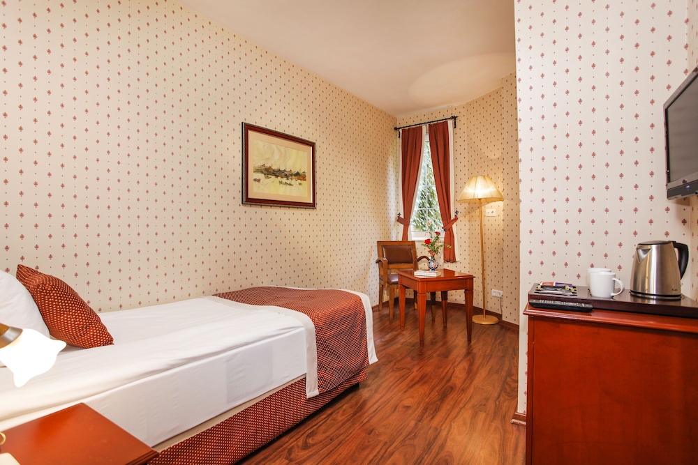 ROOM, SINGLE