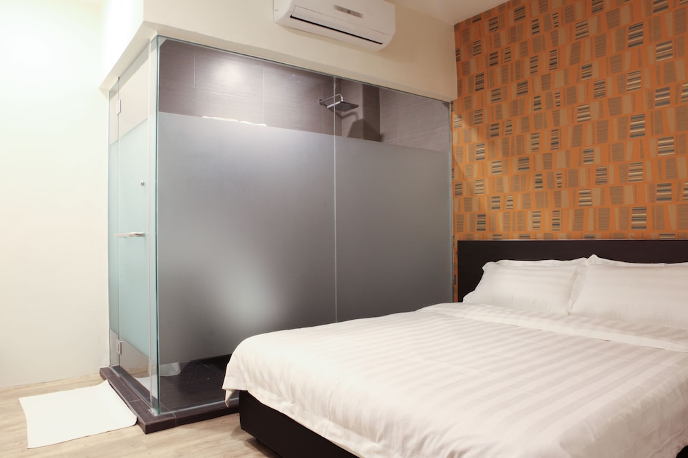 STANDARD, QUEEN BED