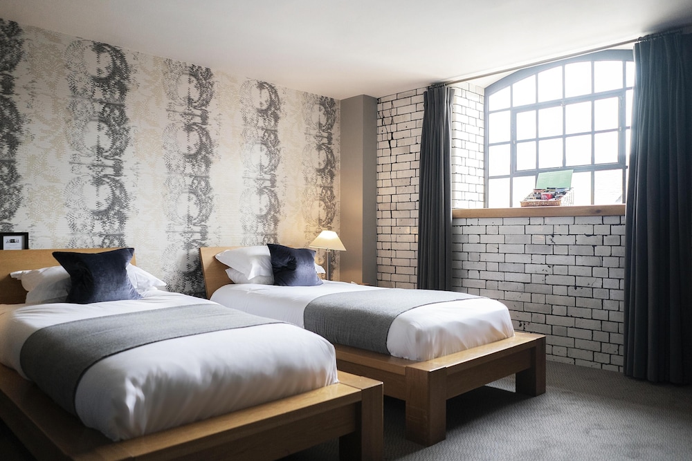 DELUXE, TWIN BEDS