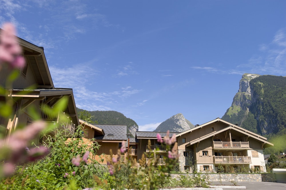CGH Residences and Spas La Reine des Pres 48/49