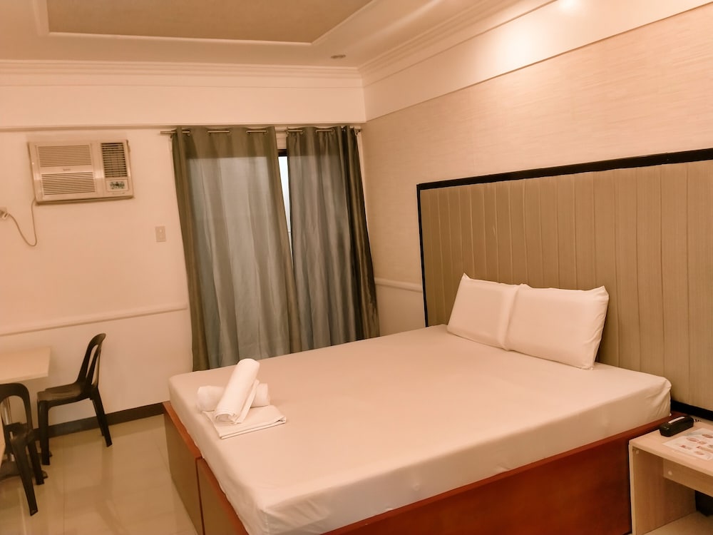 S&M Hotel 23/38