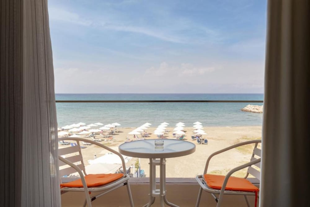 Aqua Luxury Suites 66/76
