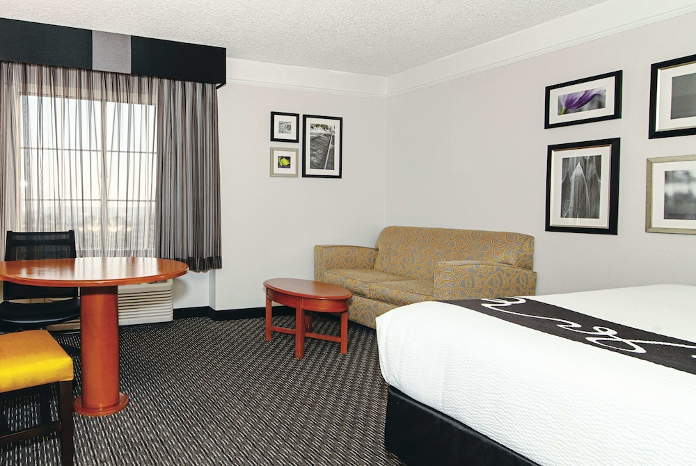 La Quinta Inn & Suites by Wyndham Ontario Airport 12/58