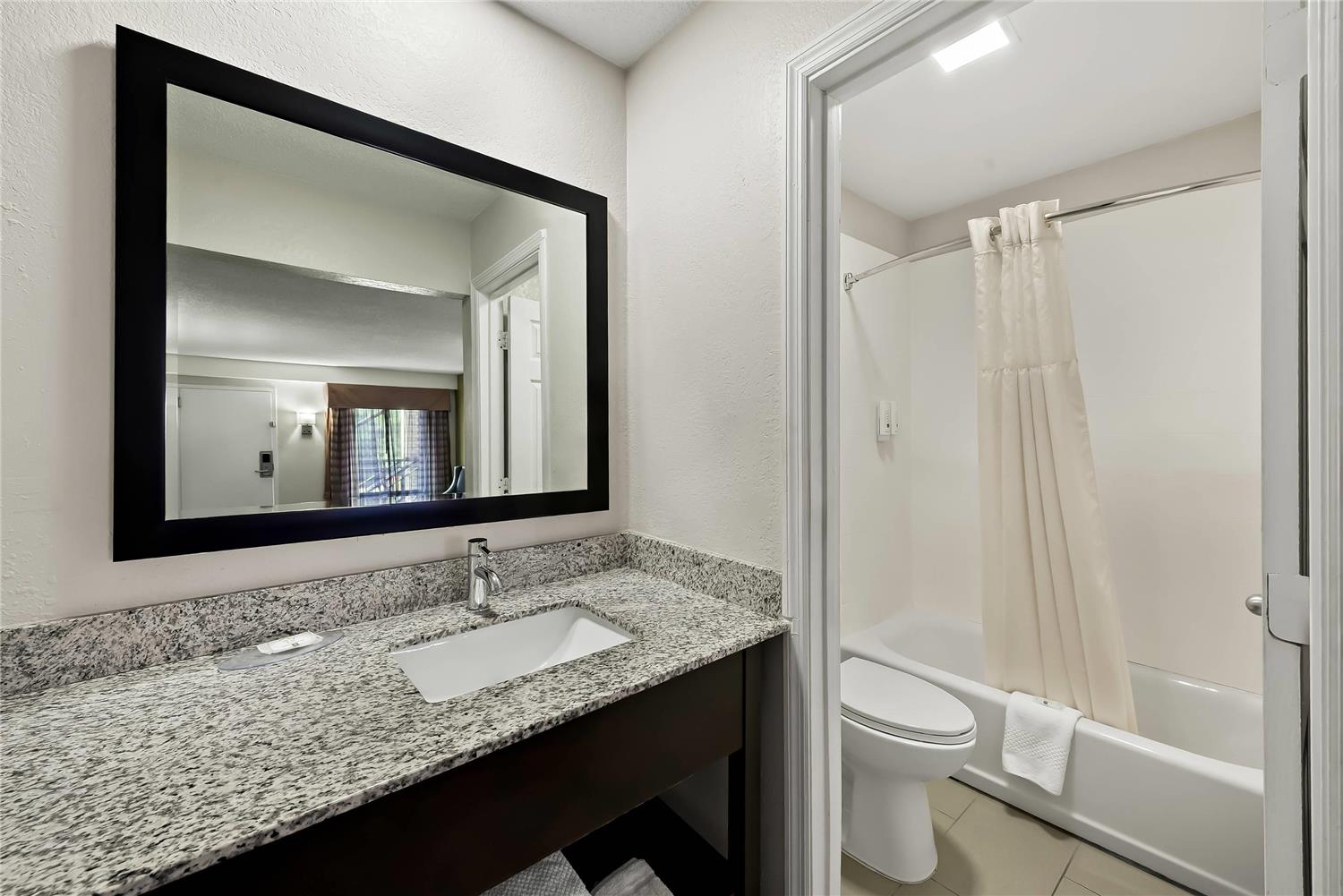 غرفة بسرير كينج للمدخنين، Quality Inn Raeford, NC 3/3