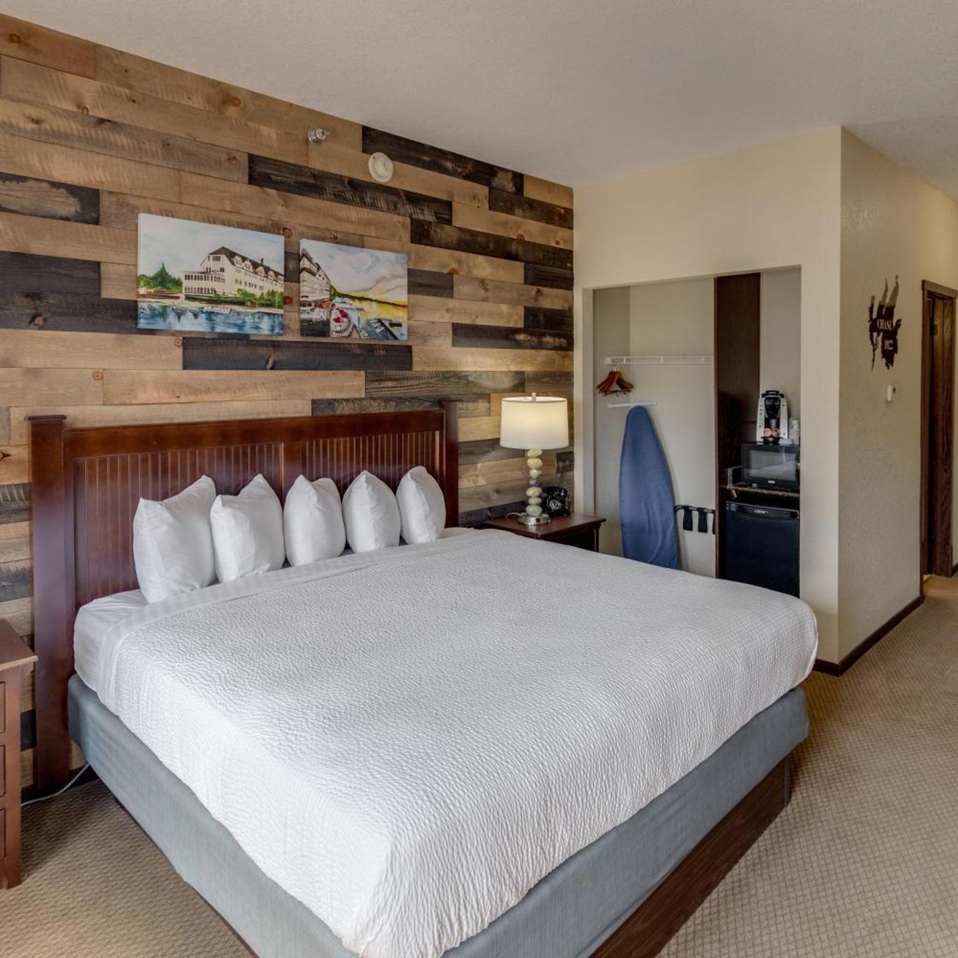 Room, King Bed, Lake Side