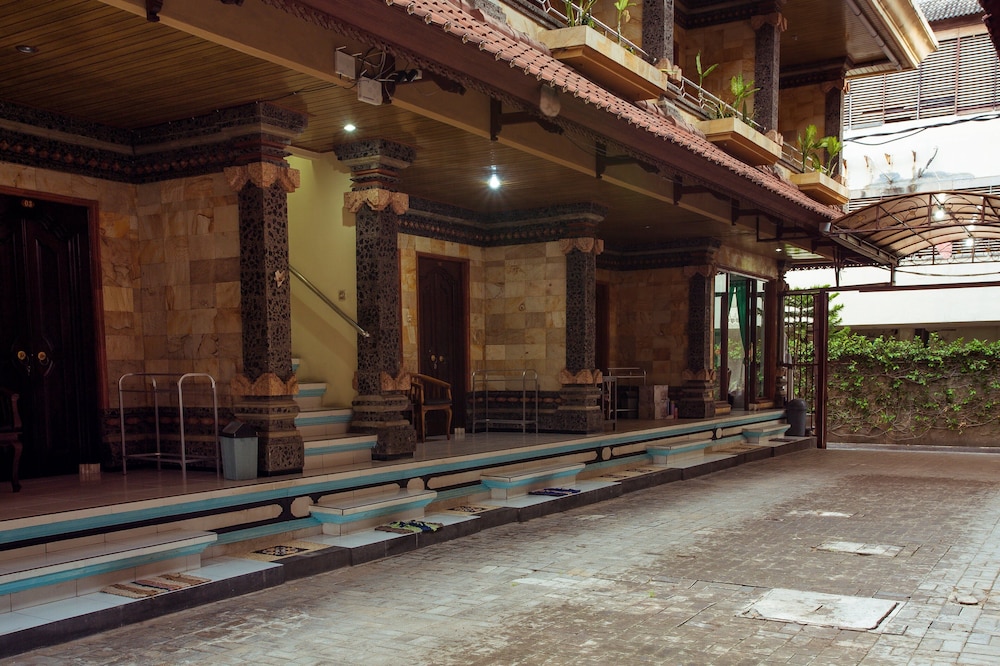 Segara Sadhu Inn 8/62