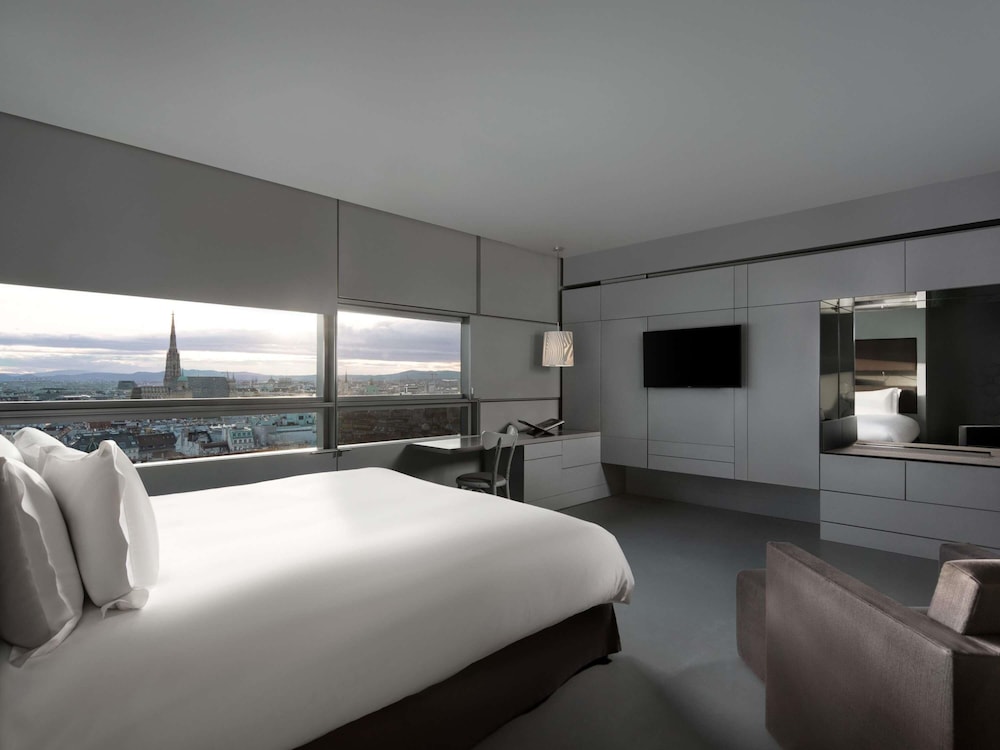 EXECUTIVE, KING BED, CATHEDRAL VIEW