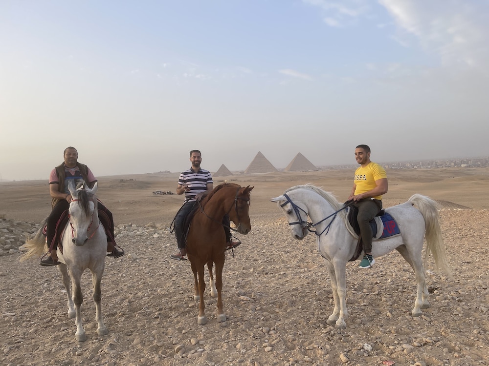 Three Giza Pyramids Inn 61/65