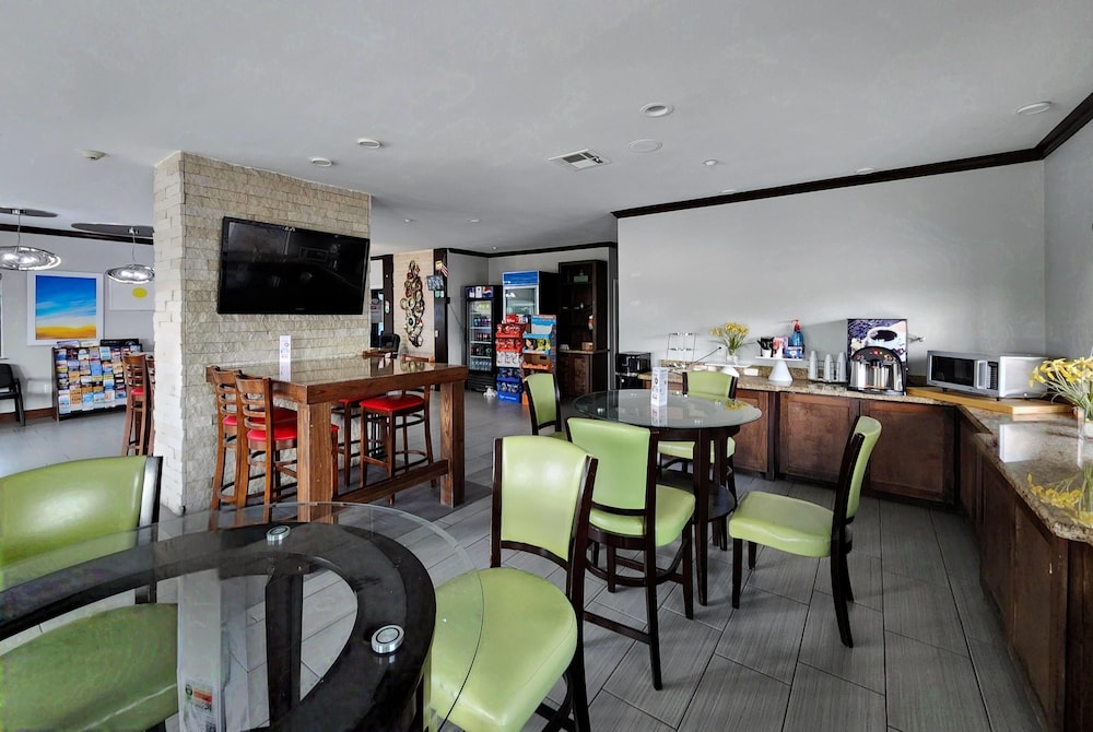 Days Inn & Suites by Wyndham Gonzales TX 38/53