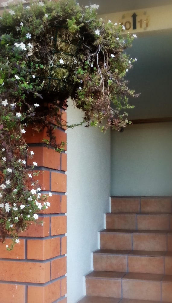 Rosewood Court Motel 6/48