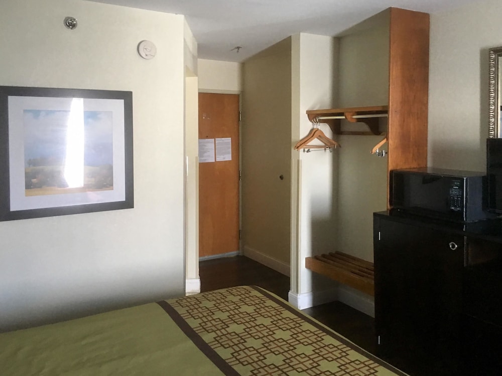 Days Inn by Wyndham Thomson 19/27