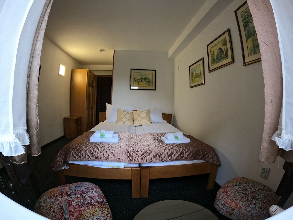 ECONOMY, DOUBLE OR TWIN BED
