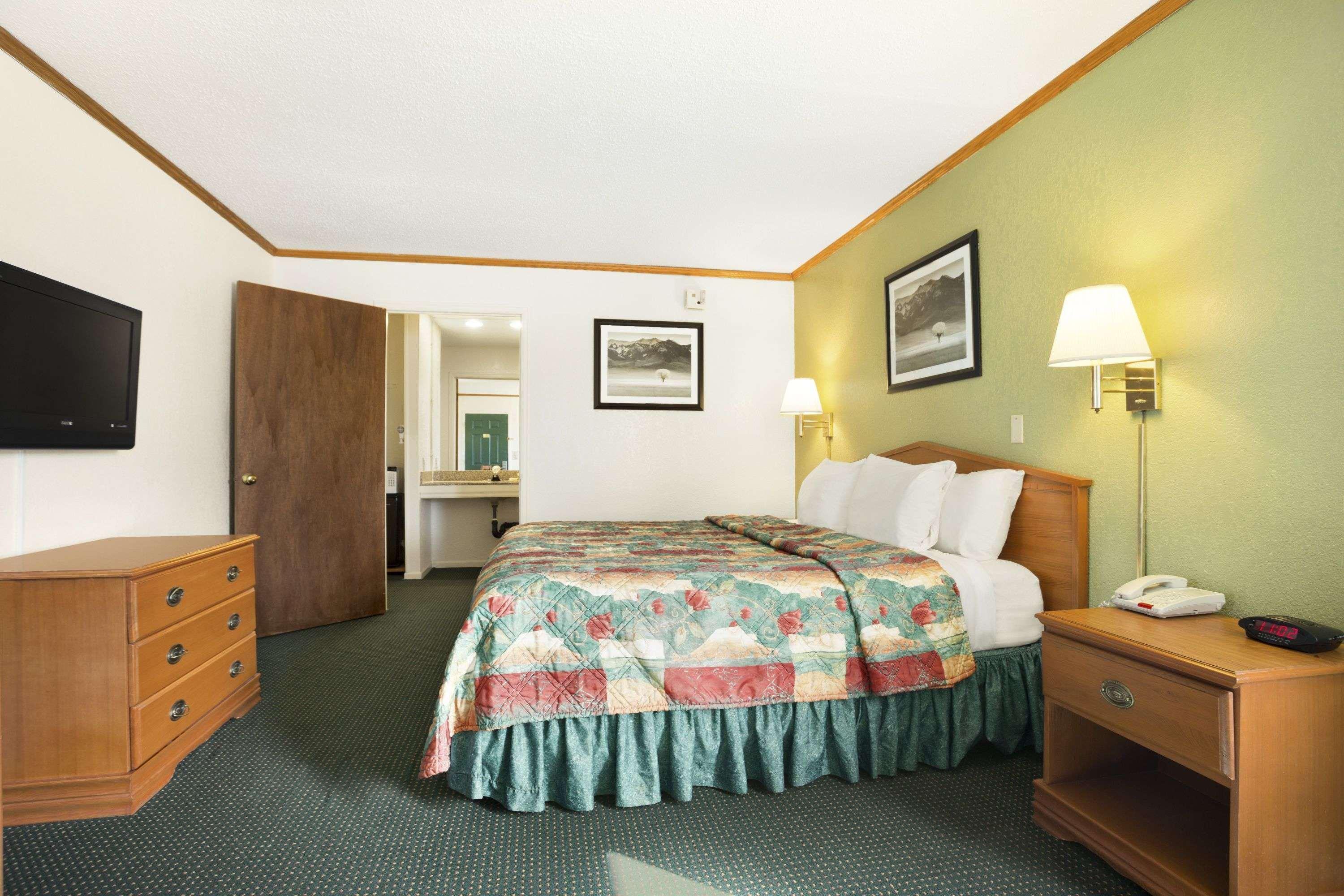 Economy Hotel Wichita- Florence St 20/48