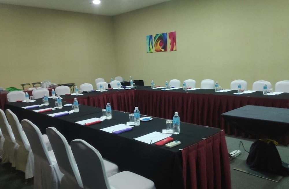 D Wharf Hotel And Serviced Residence 59/71