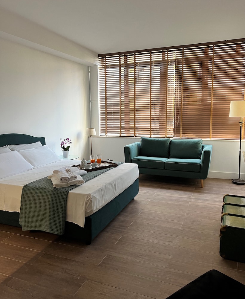 DELUXE, QUEEN BED
