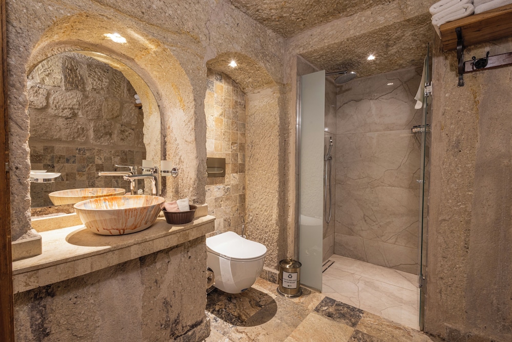 Aren Cave Hotel 50/50