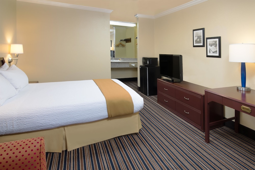 Days Inn by Wyndham Pinole Berkeley 18/27