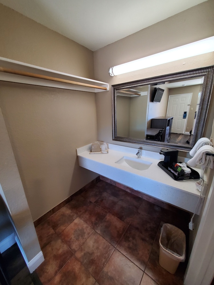 River Inn Motel (ex. Rodeway Inn Downtown) 9/29