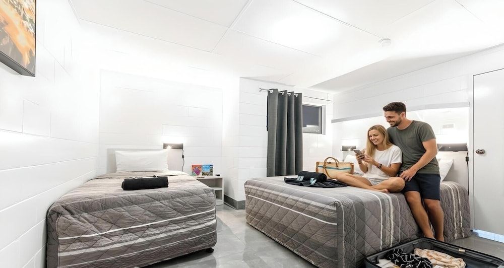 شقة سوبيريور بسريرين كوين وسريرين منفصلين بغرفتي نوم بمطبخ، Aaron Motel 3/5
