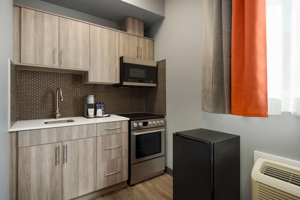 Ramada by Wyndham West Edmonton Hotel & Suites 45/45