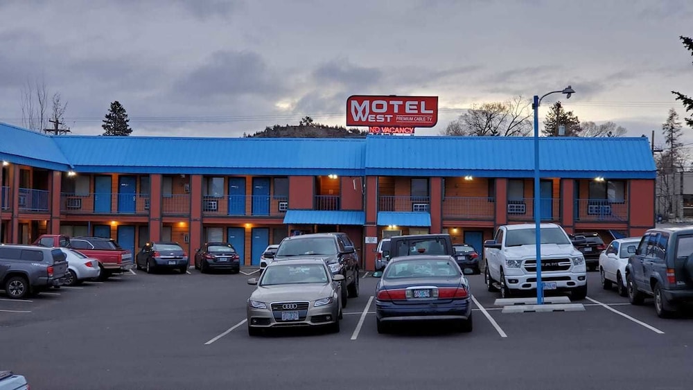 Motel West 38/44