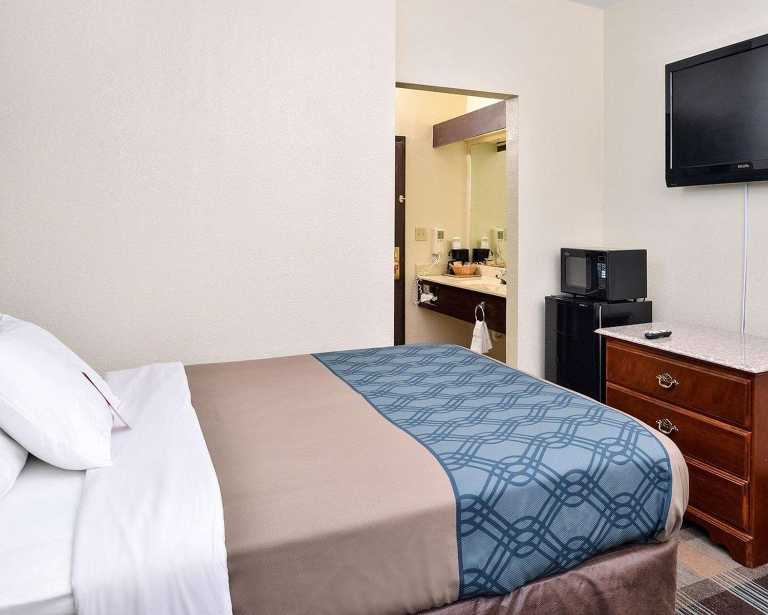 Econo Lodge Inn and Suites Shelbyville 8/21