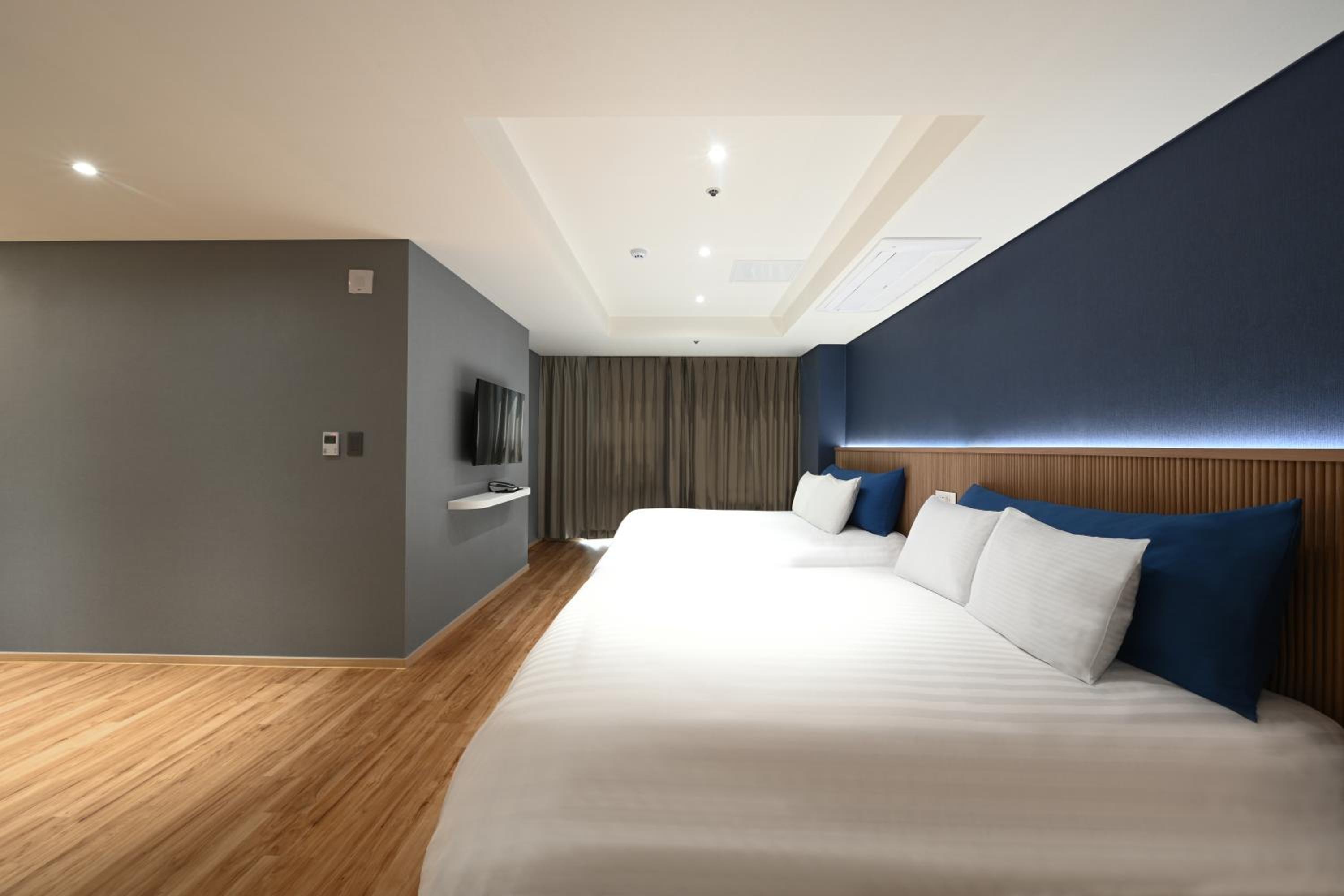 Super, Deluxe, Twin Beds