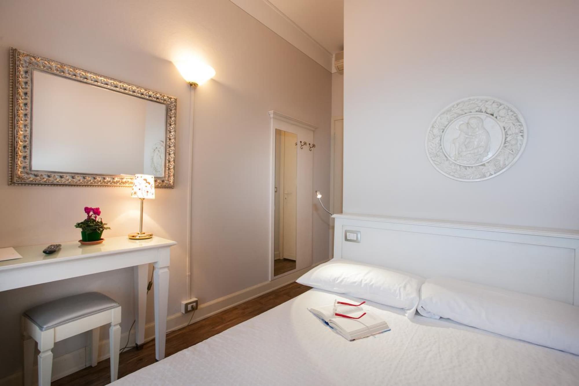 ROOM, SINGLE, PARTIAL LAKE VIEW