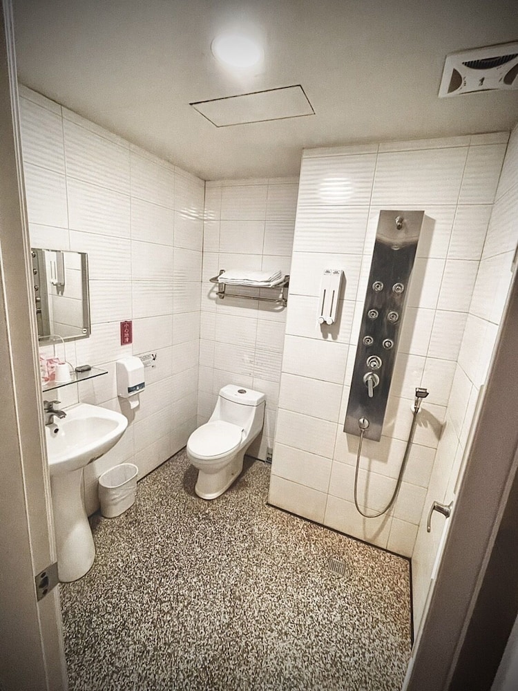 Walker Hotel Sanchong Zhengyi Branch 27/28