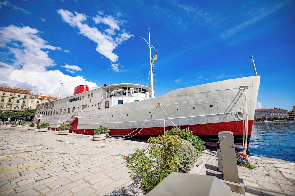 Botel Marina 66/70
