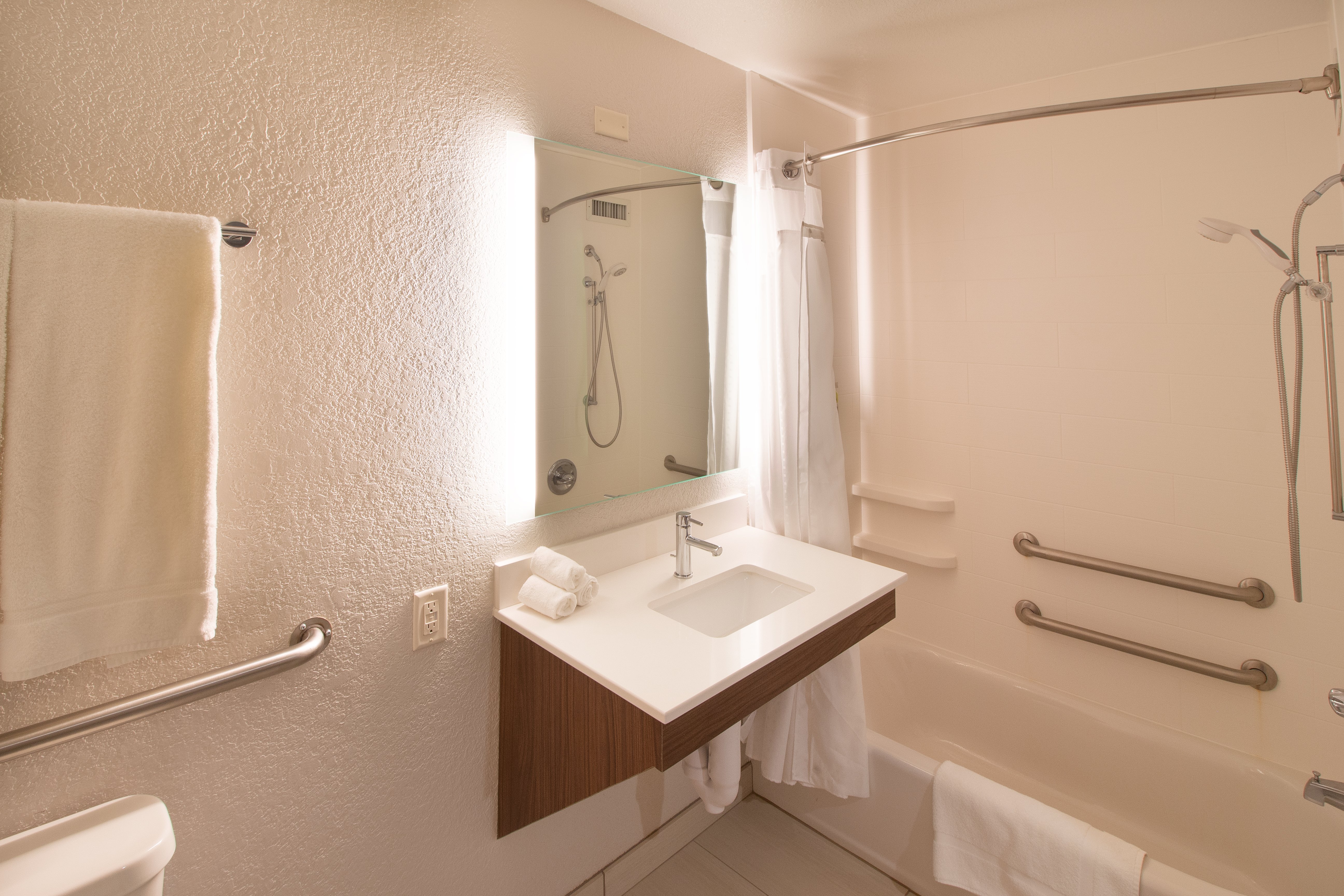 جناح بسرير كينج لذوي الإعاقة، Holiday Inn Express Hotel And Suites Worthington 2/4