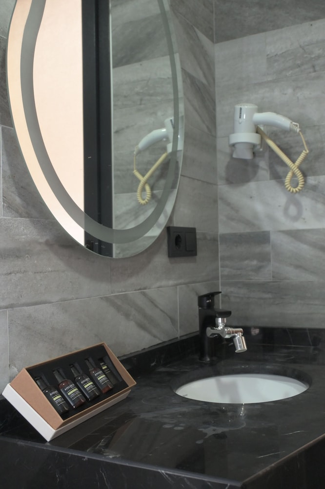 Grand Rue Hotel 37/40