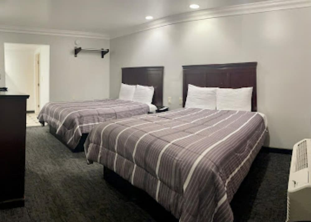 ROOM, 2 DOUBLE BEDS