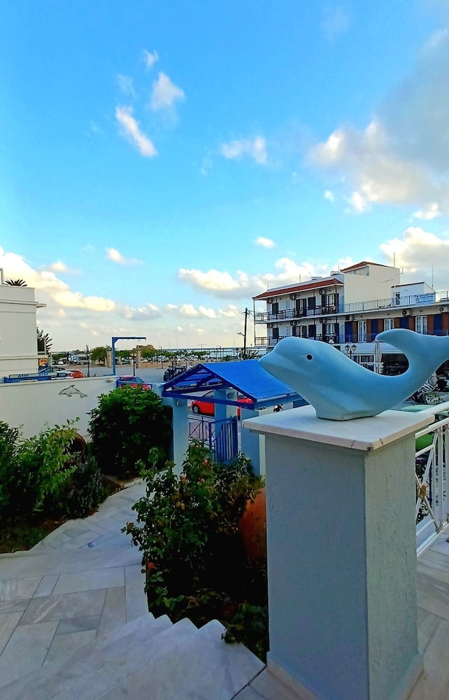 Dolphin Hotel 2/49