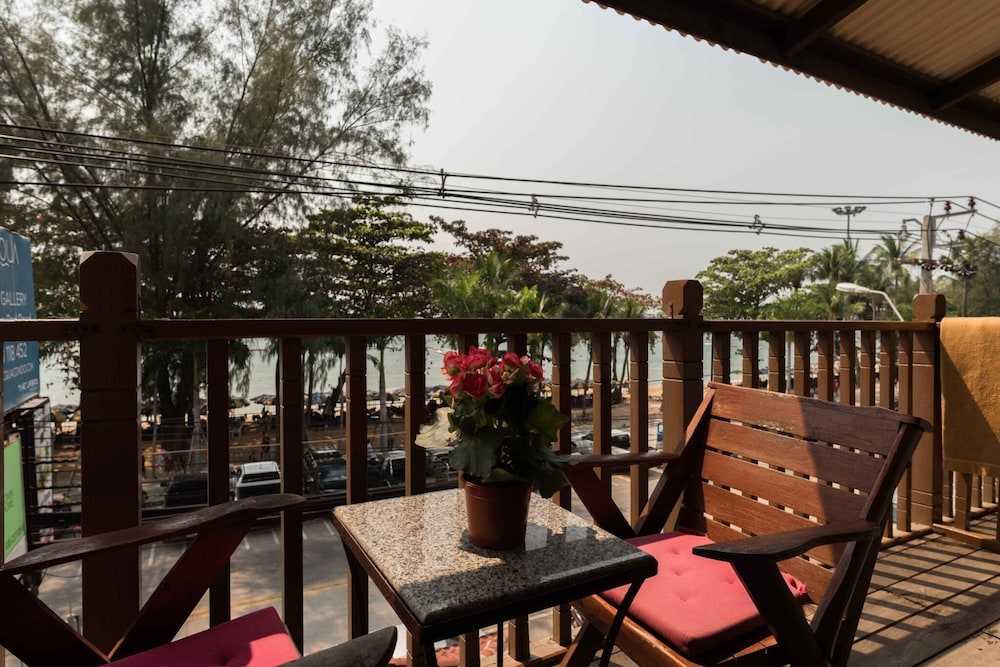 Jomtien Boathouse 8/56