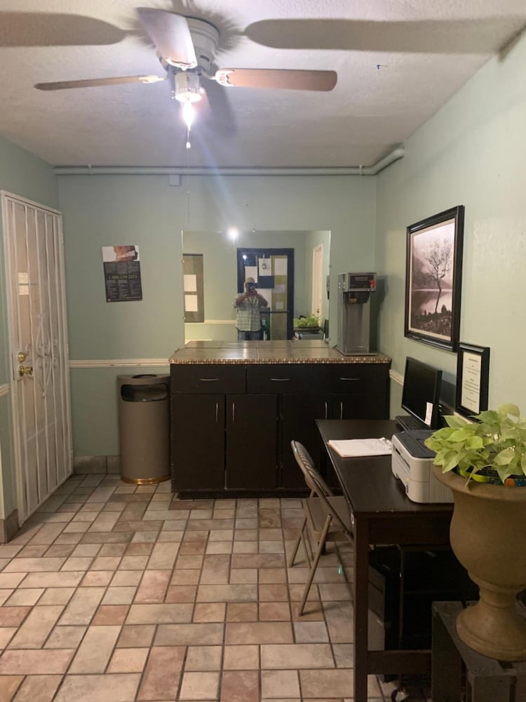Palms Inn & Suites 24/50