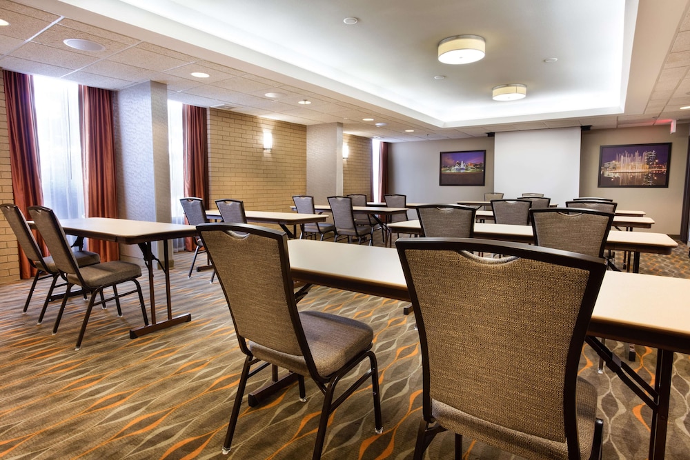Drury Inn and Suites Kansas City Airport 31/33