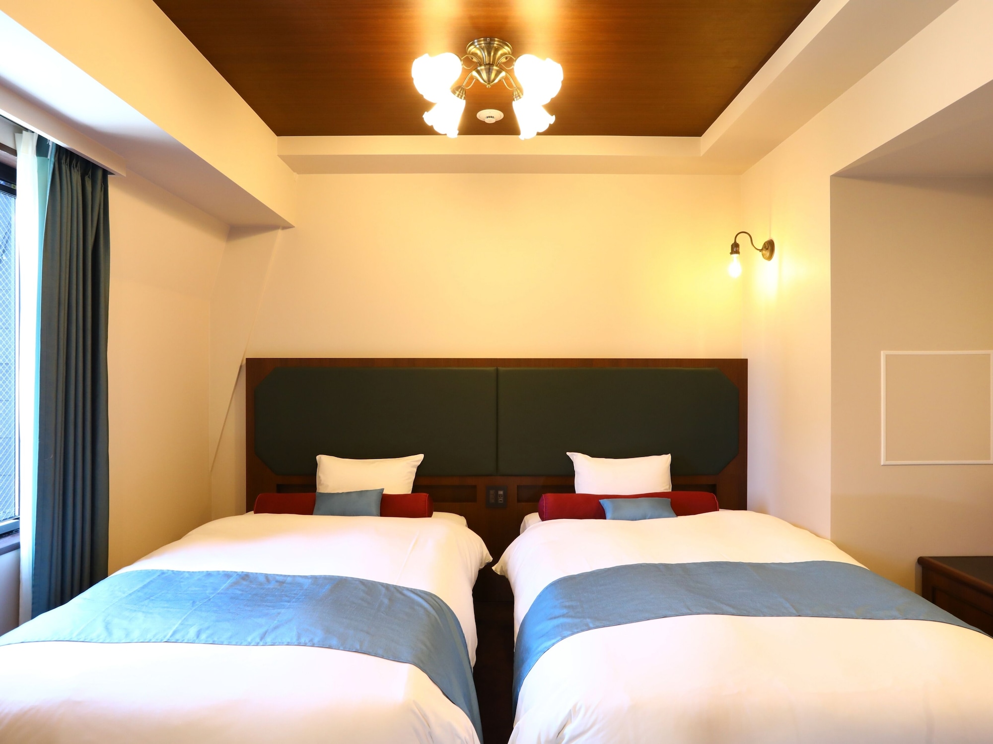 2 BEDROOMS, DELUXE, TWIN BEDS, CORNER