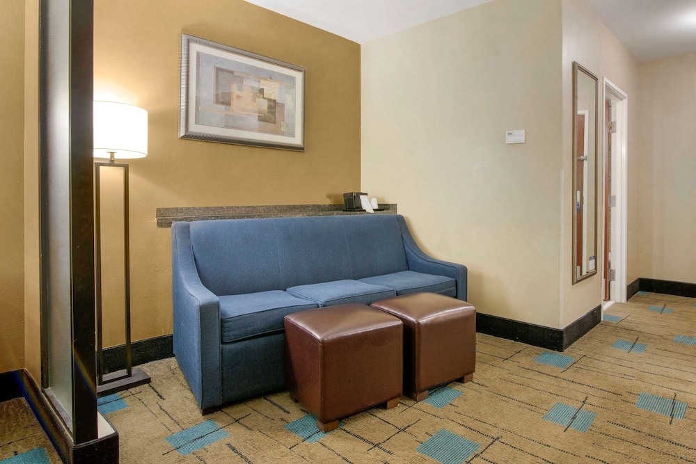 Comfort Suites Near McAs Beaufort 19/28