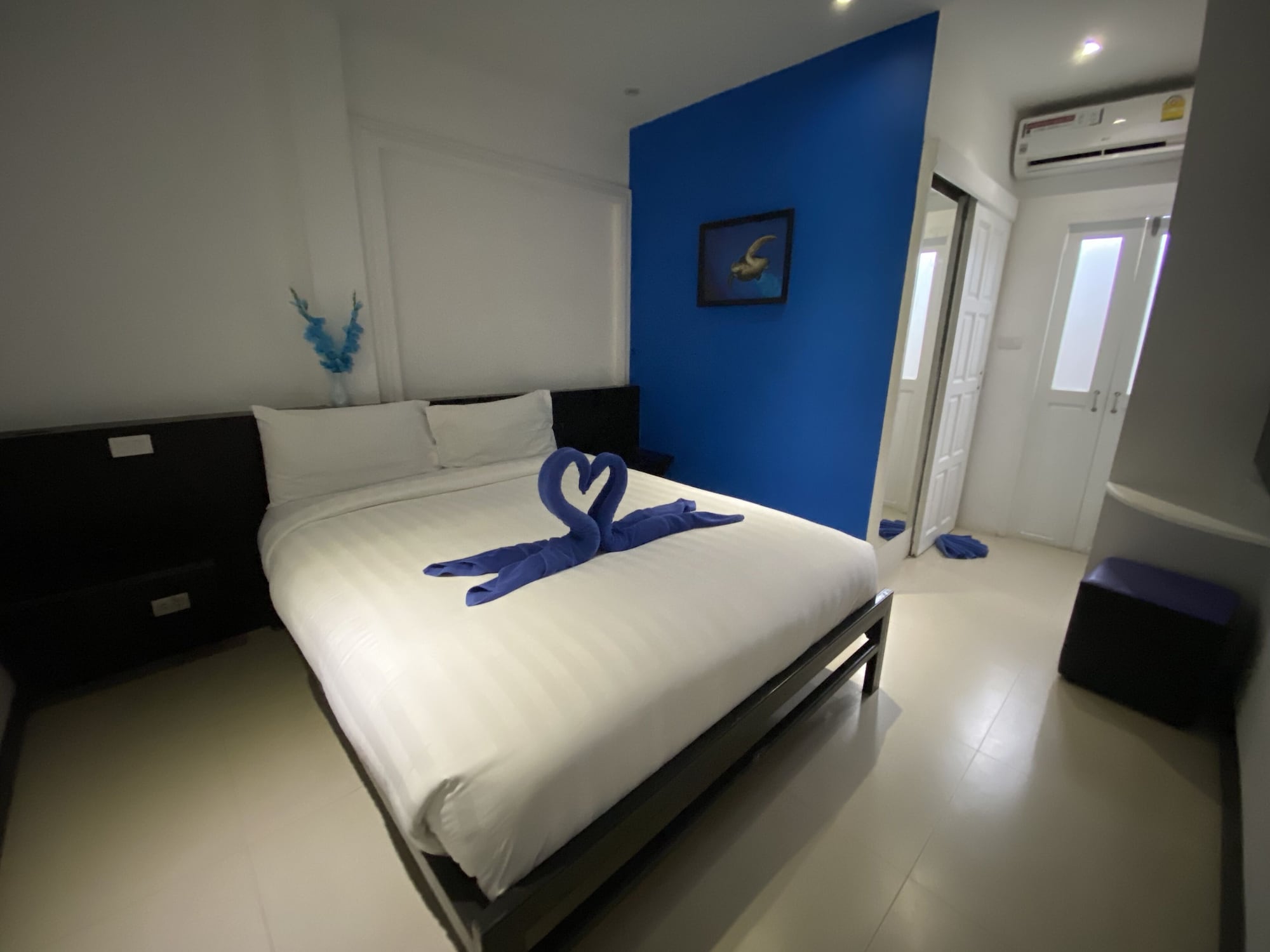 JUNIOR, STUDIO, QUEEN BED
