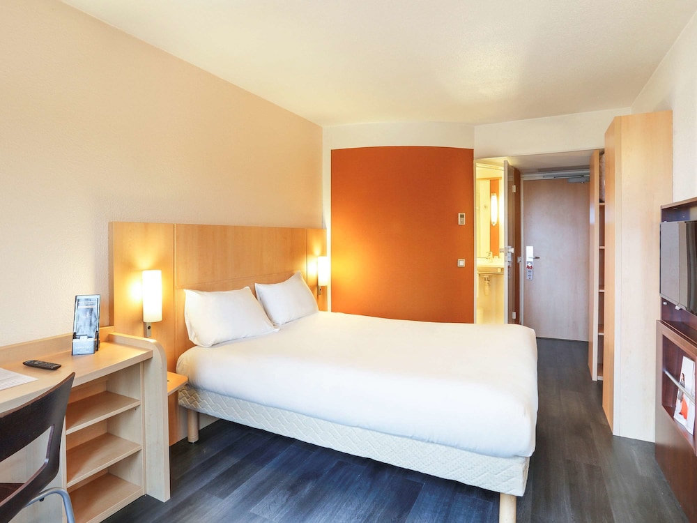 Ibis Etampes 25/69