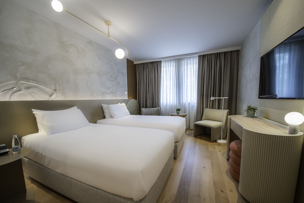 DELUXE, TWIN BEDS, BALCONY