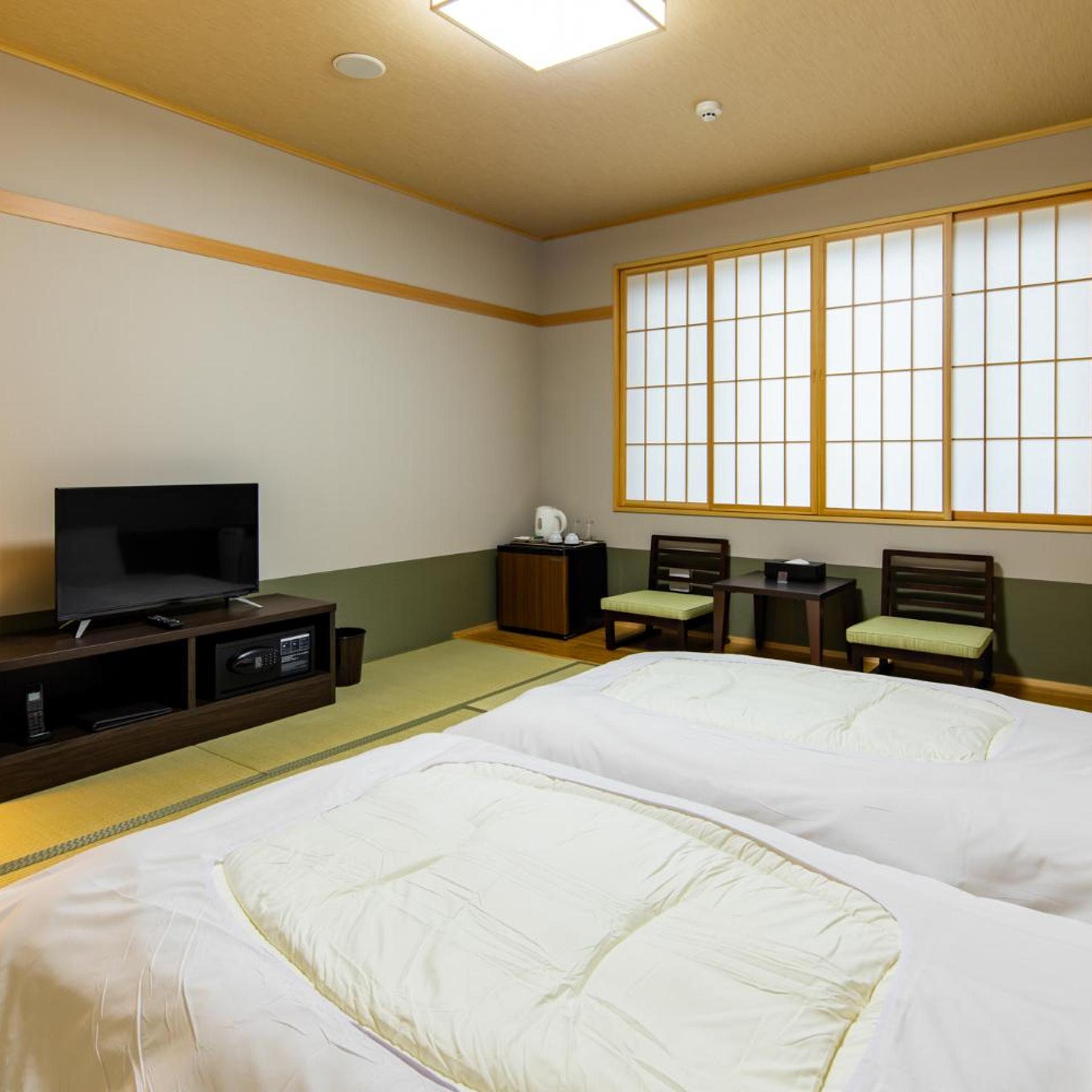 Japanese, Twin Beds, Side View