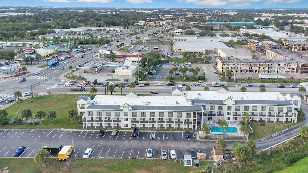 Super 8 by Wyndham Orlando Near Florida Mall 8/54