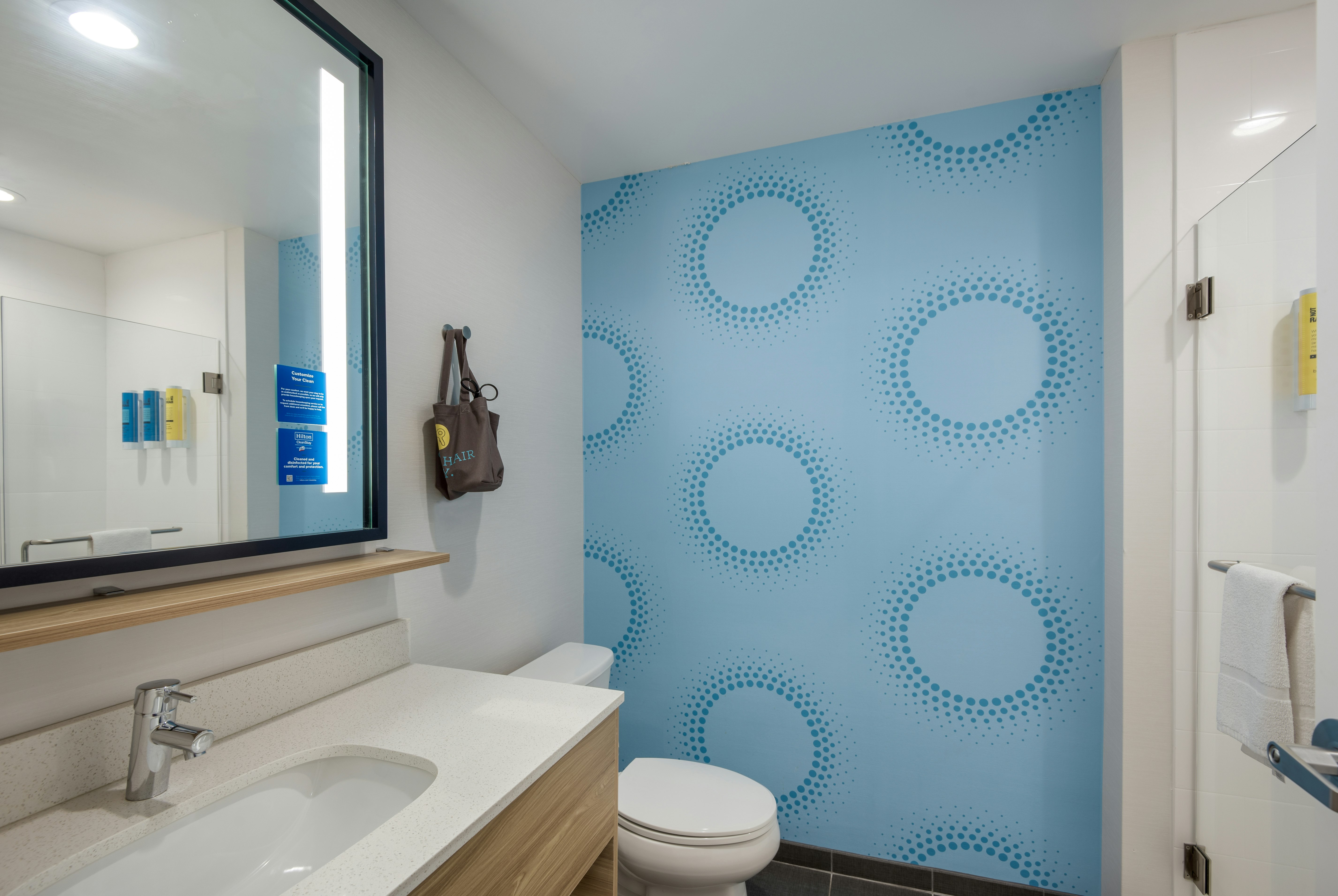 Room, King Bed, Tru by Hilton Warsaw 3/4