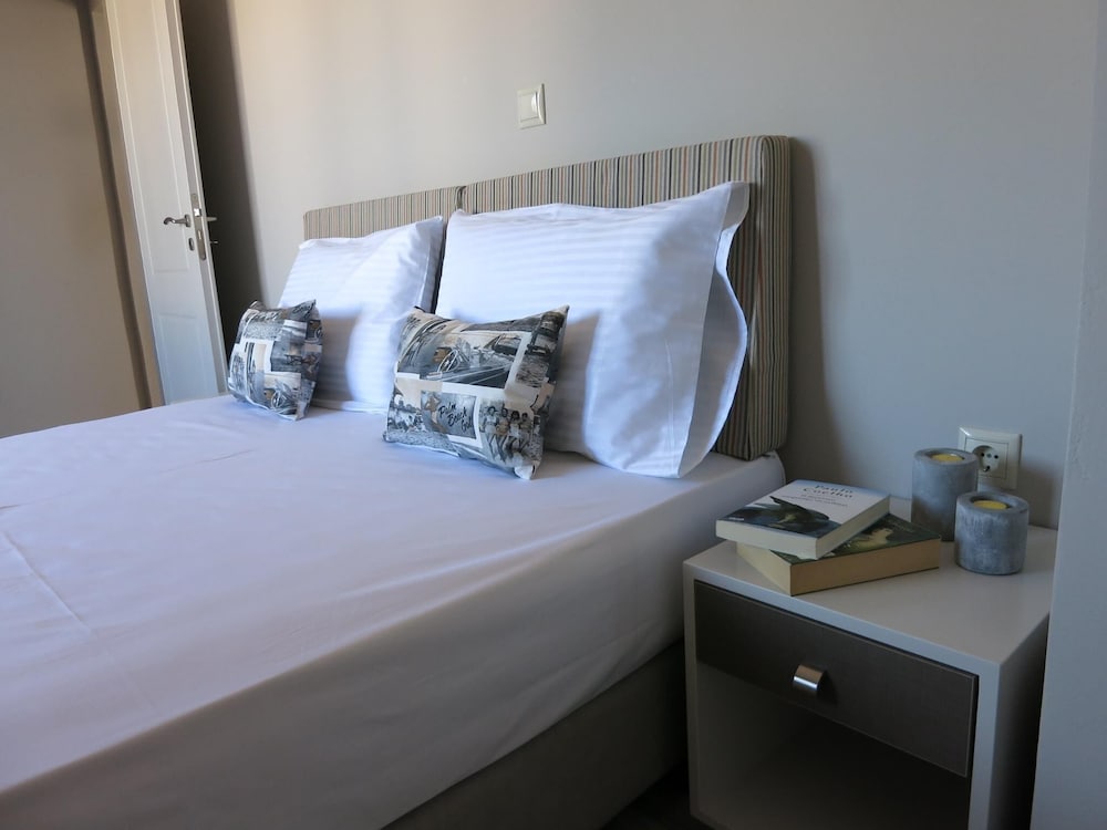 Pantheon Apartments photo2
