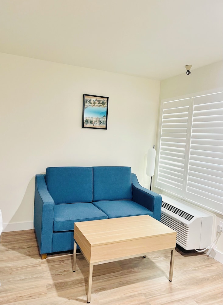 La Casa Inn 36/50