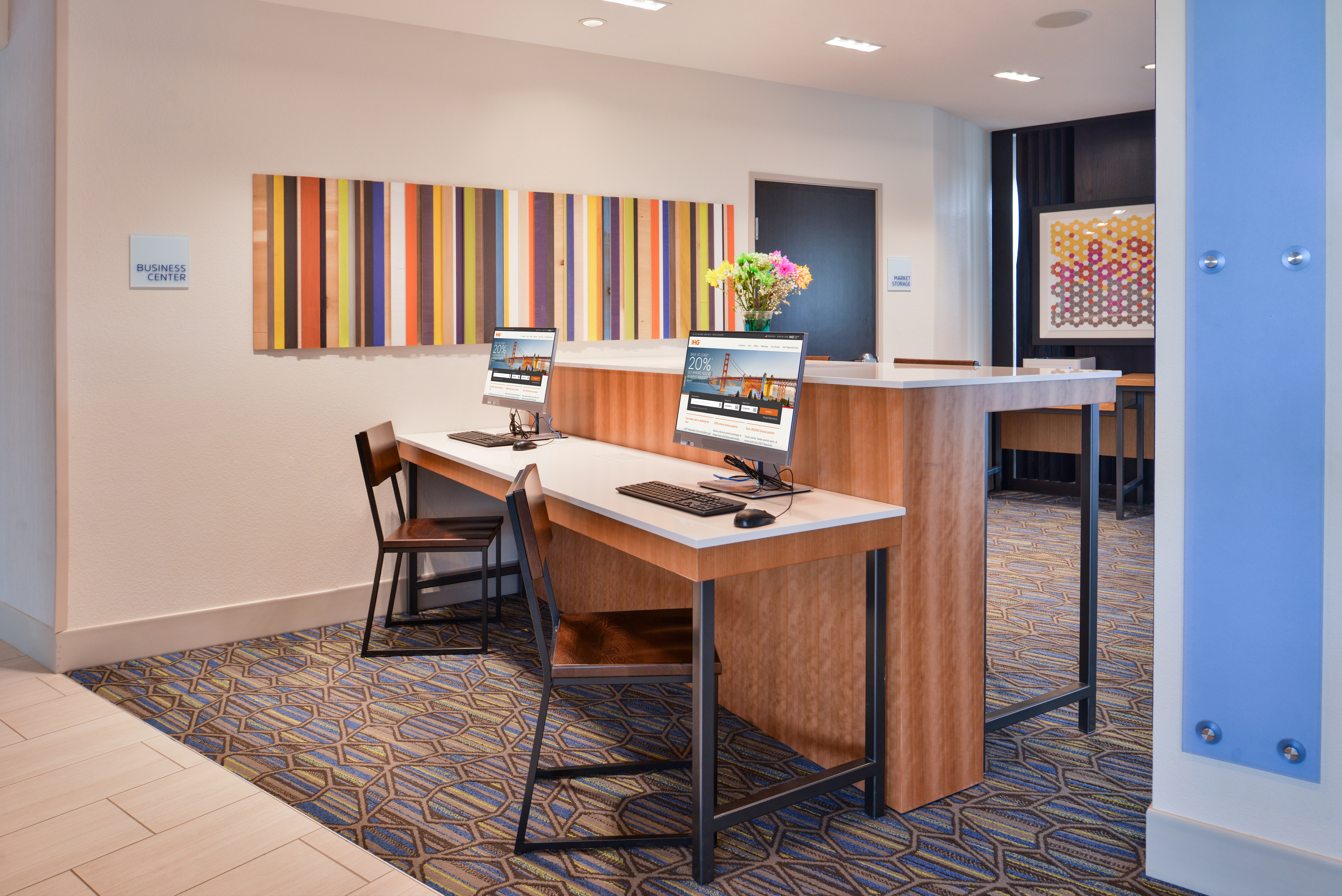 Holiday Inn Express & Suites Olathe West 56/60
