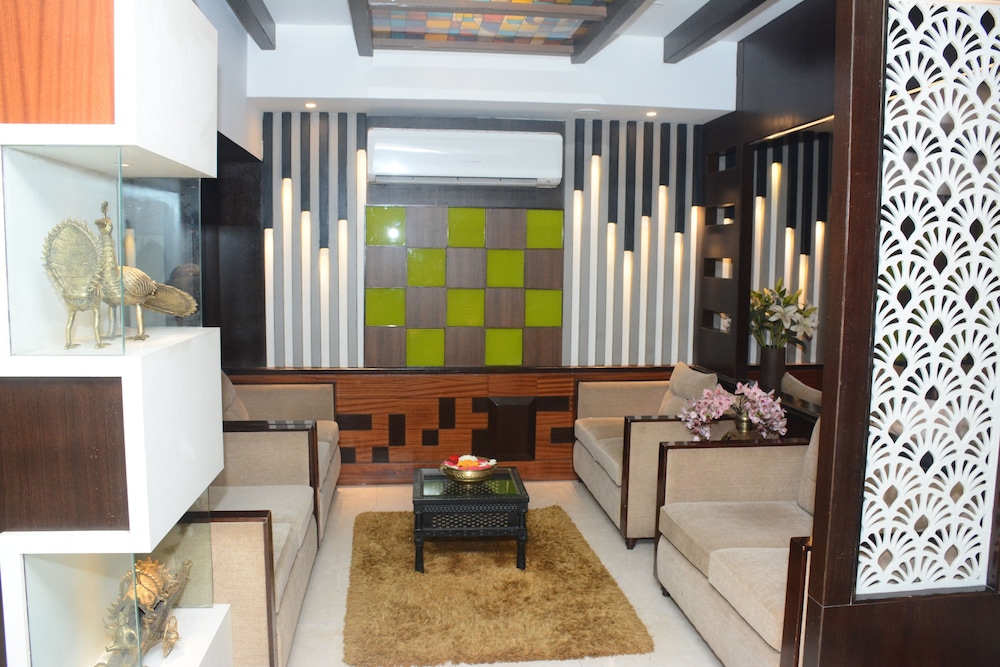 Hotel Pushpak 30/74